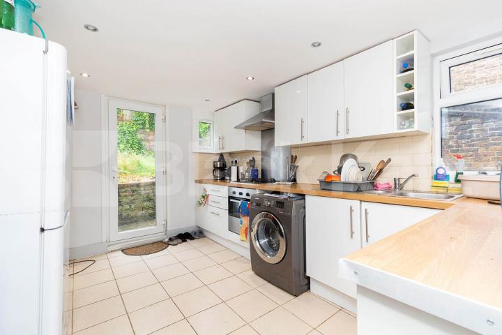 Large 6 bedroom house with 2 bathrooms and close to Archway Station Parolles Road, Archway
